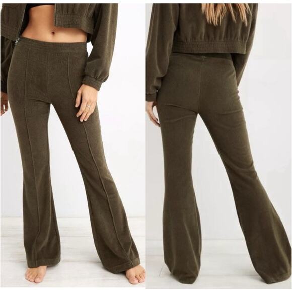 Aerie Groove On Velvet High Rise Flare Leg Pants Medium Olive Green Velour - Picture 2 of 7